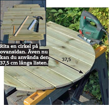 Golv sågas till Såga till golvet i utedusch med sticksåg